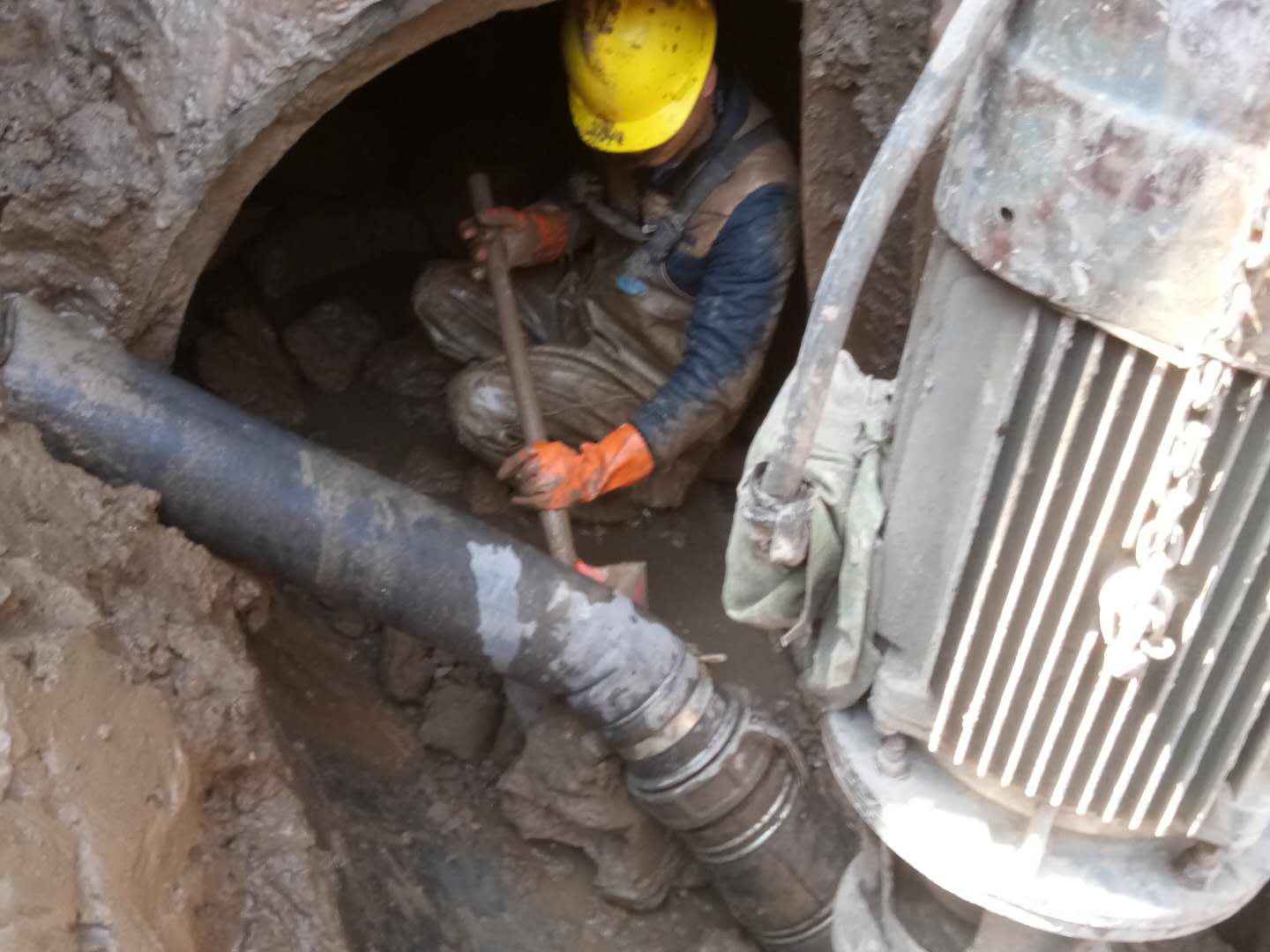 军垦路街道管道清淤