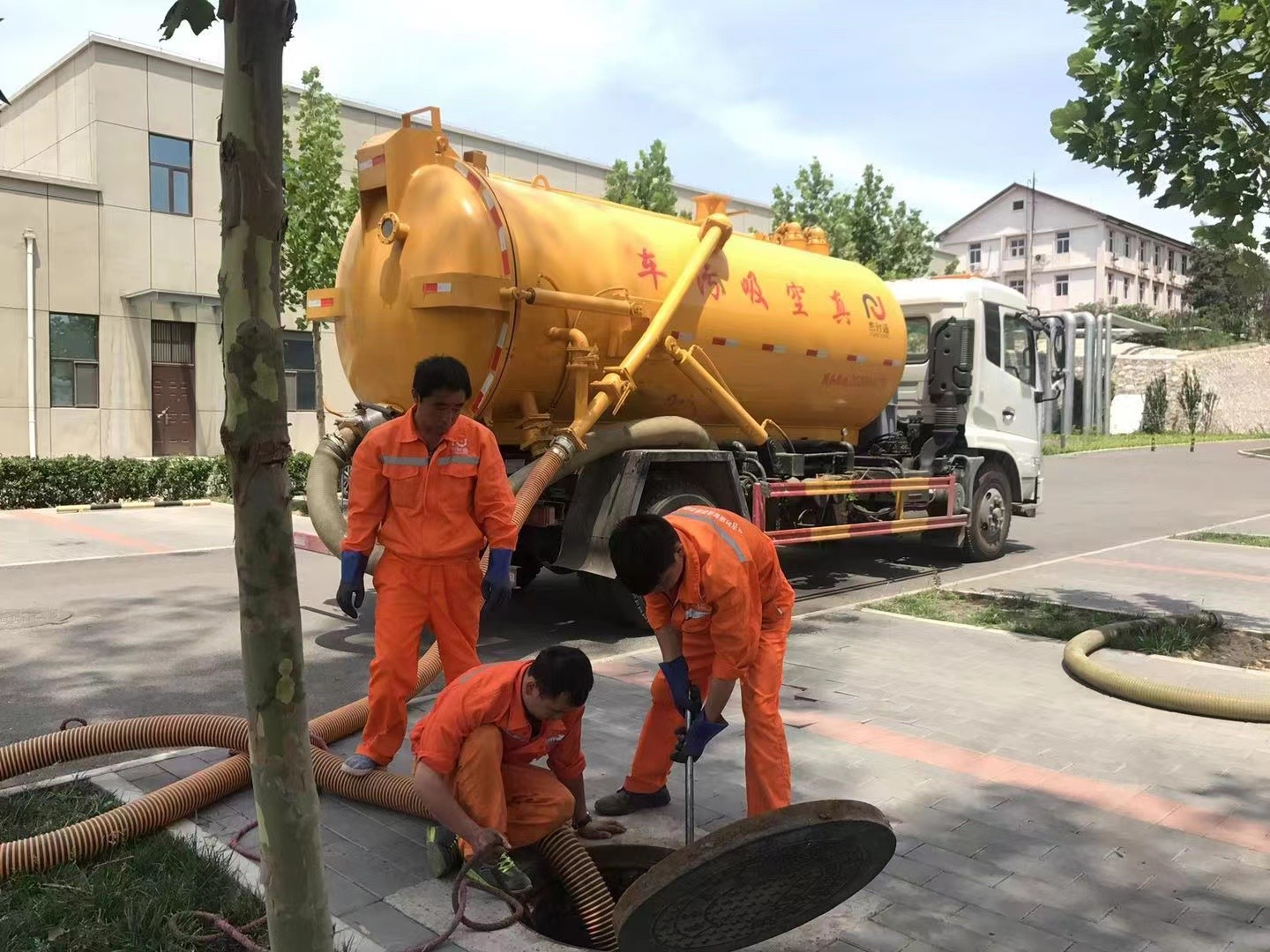 军垦路街道管道疏通车停在窨井附近