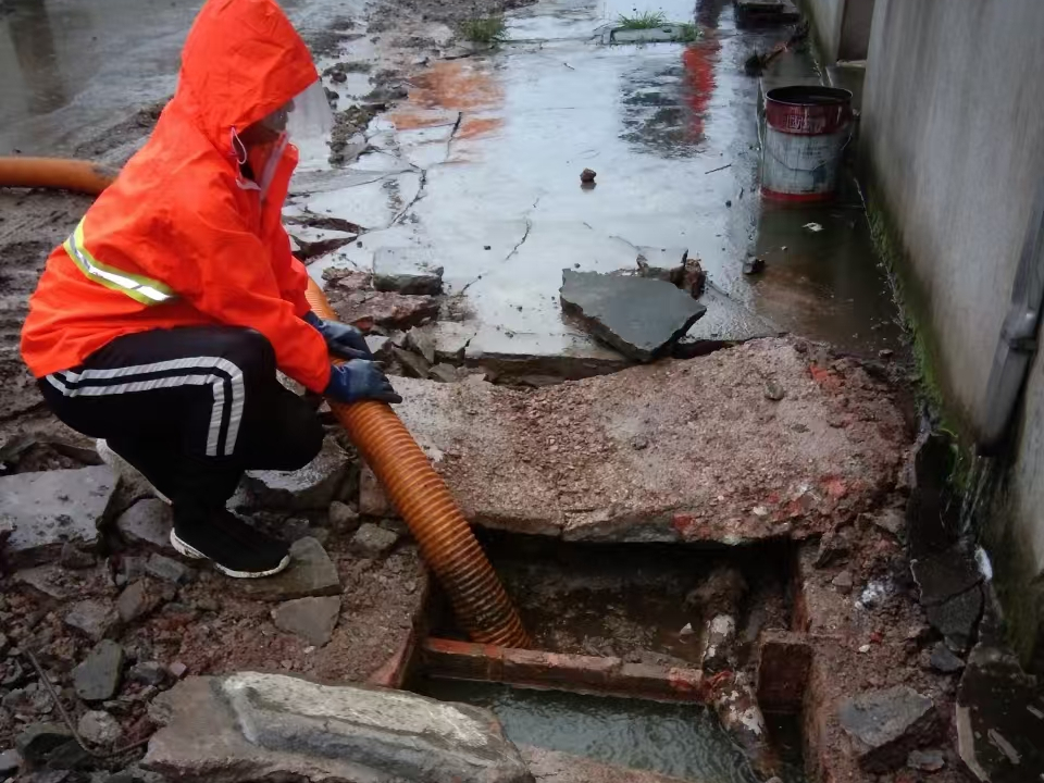 军垦路街道专业清理污水池 炜誉市政以规范流程守护城市 “肠道”